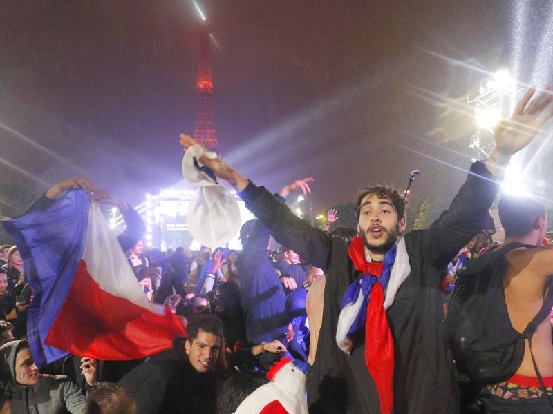 Auch auf der Fanmeile in Paris war die Stimmung nach dem Sieg gegen Island im Viertelfinale riesig. 