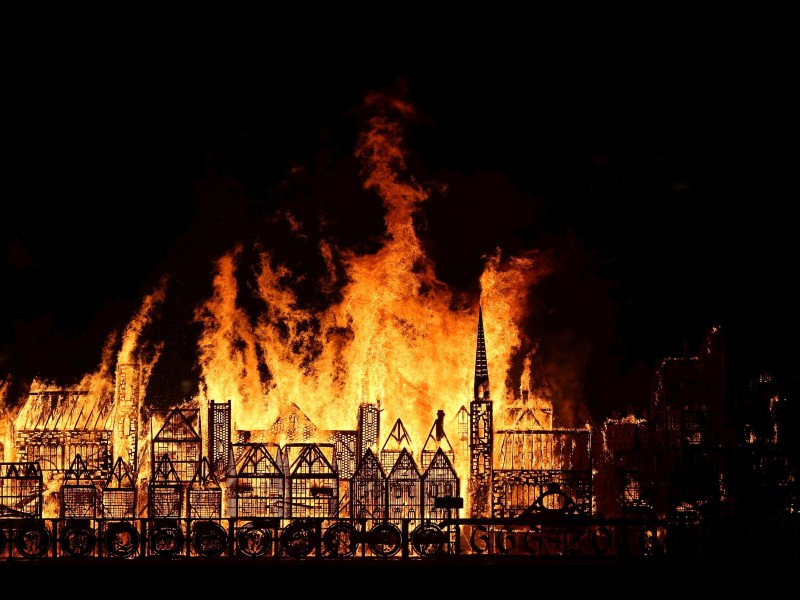 Anlässlich des großen Brandes in London vor 350 Jahren wurde auf der Themse ein 120 Meter langes Holzmodel der Londoner Skyline in Brand gesetzt. 