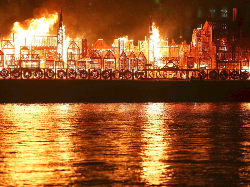 ... erinnert an das wütende Flammenmeer in der britischen Hauptstadt. 