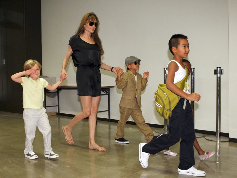 Hier ist Jolie mit den Kindern Shiloh (l.), Pax, Maddox (vorne rechts) und Zahara (hinten rechts) am Flughafen von Tokyo zu sehen. 