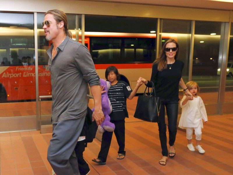 Pitt und Jolie mit den Kindern Knox (neben Pitt), Vivienne (r.) und Pax (M.) am Flughafen von Tokyo.