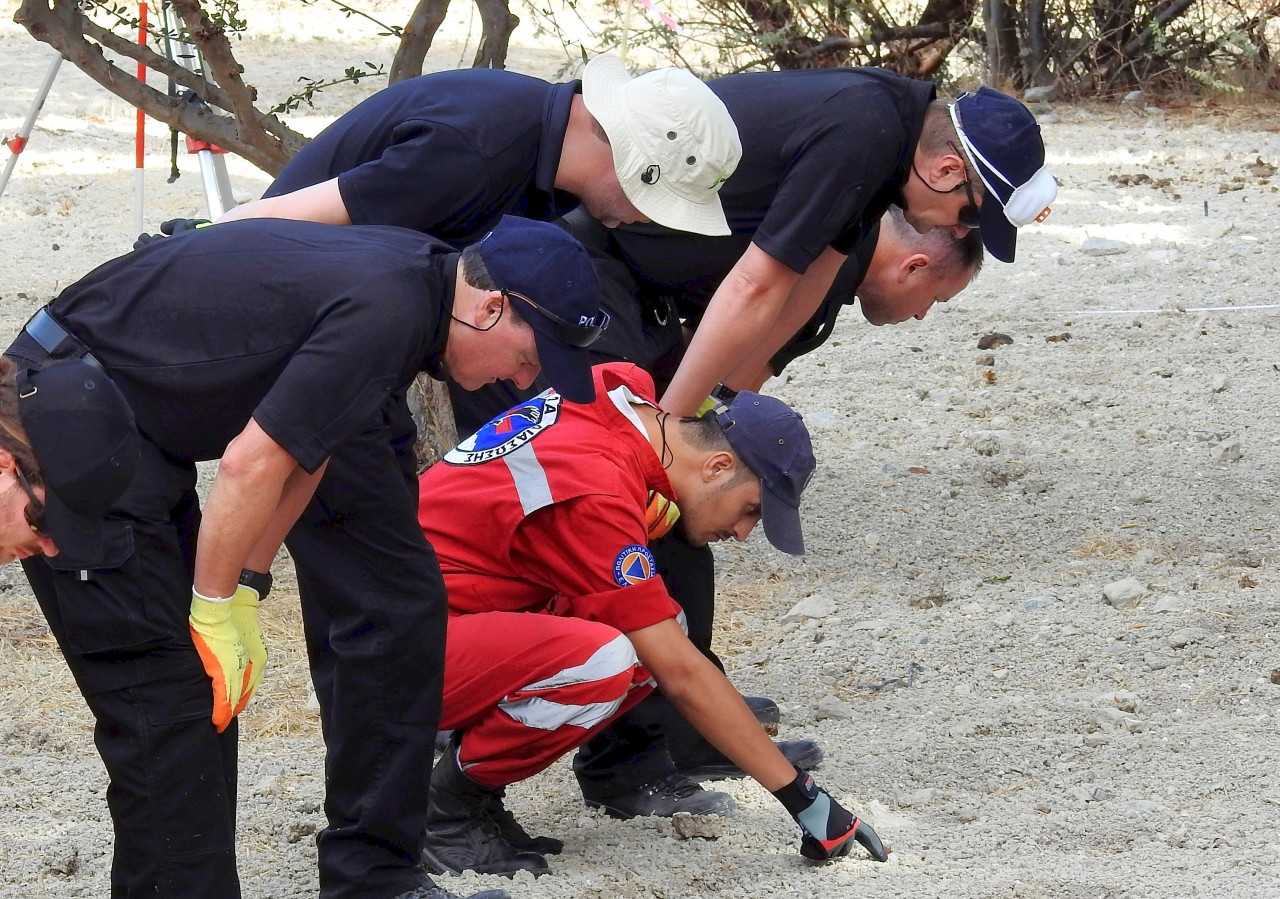 Einsatzkräfte der Polizei von South Yorkshire und griechischer Hilfsdienste suchen nach Spuren des verschwundenen Kindes.