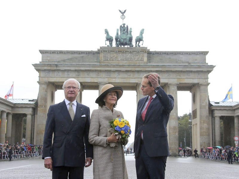 2016 ließ es sich Berlins Regierender Bürgermeister Michael Müller nicht nehmen, das Königspaar vor dem Berliner Wahrzeichen zu unterhalten. 