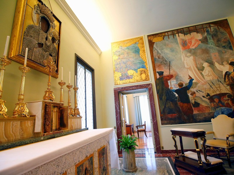 Besonders in Polen wird die Schwarze Madonna von Tschenstochau verehrt. Links an der Wand hängt ihr Marienbild.