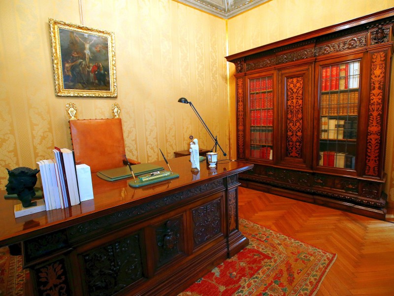 In der Residenz hat der Papst auch ein Arbeitszimmer. Das Bild im Hintergrund zeigt die Kreuzigung Jesus. 