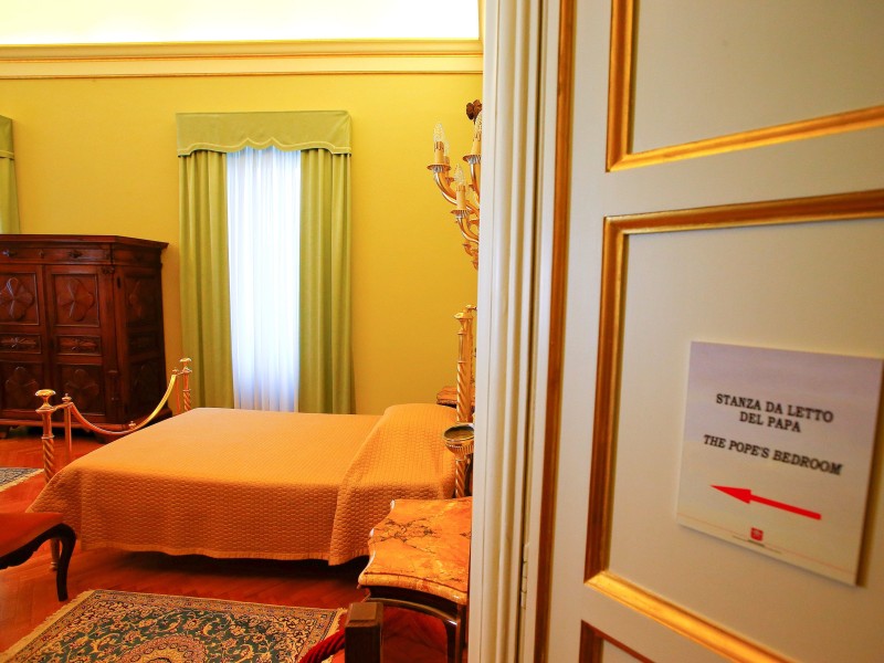 An der Tür steht auf Italienisch und Englisch: „Der Schlafzimmer des Papstes“.