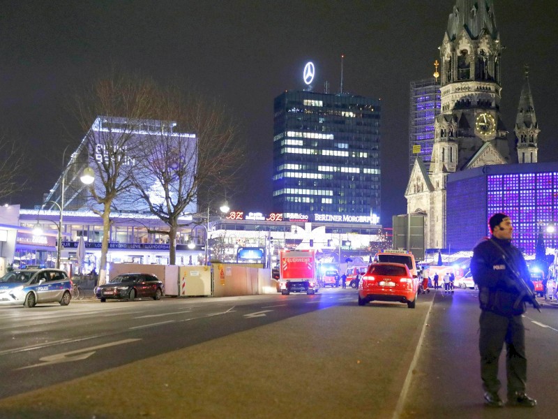 Der Weihnachtsmarkt an der Gedächtniskirche ist bei Berlinern und Touristen besonders beliebt. Er liegt an den großen Shoppingmeilen im Westen Berlins. 