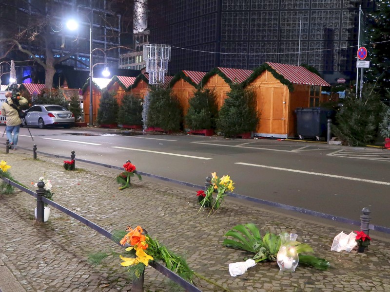 Blumen und Teelichter lagen auf den Bürgersteig am Kurfürstendamm.