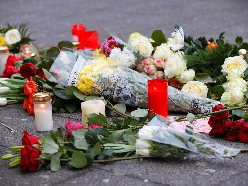 Immer mehr Menschen legten Blumen nieder und zünden Kerzen an, um der Opfer der Todesfahrt auf dem Berliner Weihnachtsmarkt zu gedenken.