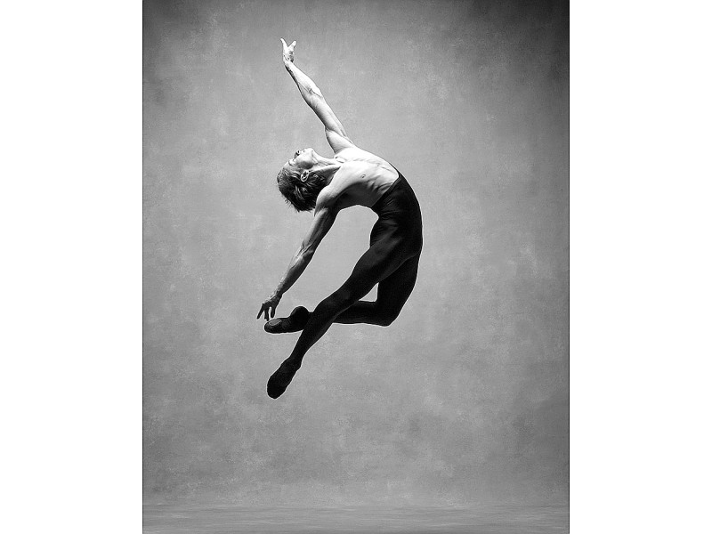 Der russische Balletttänzer Daniil Simkin zählt mittlerweile zu den besten männlichen klassischen Tänzern weltweit. Er ist Haupttänzer des American Ballet Theatre, Teil des NYC Dance Projects und Freund des Fotografenpaares.
