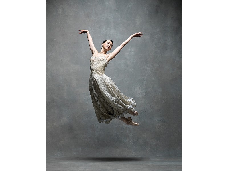 Die Aufnahmen entstanden im Wohnzimmer des in Brooklyn lebenden Fotografen-Paares – vor einer schlichten aufgespannten Leinwand. Diese Aufnahme Foto zeigt Hee Seo, Tänzerin des American Ballet Theatre in New York. 