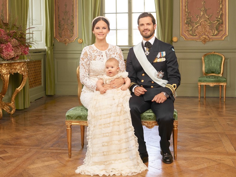 Er ist das Nesthäkchen der schwedischen Königsfamilie: Prinz Alexander – hier in seinem Taufkleid – wird am 9. September auf Schloss Drottningholm in Stockholm getauft. Der Sohn von Prinz Carl Philip und seiner Frau Sofia ist das erste Kind des Paares.