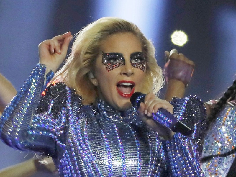 Mit viel Glitzer am Körper und im Gesicht hat Pop-Superstar Lady Gaga die Halbzeit-Show des American-Football-Finales Super Bowl bestritten. Der Auftritt der vehementen Kritikerin von US-Präsident Trump war mit Spannung erwartet worden. 