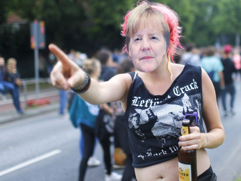 Diese Demonstrantin hatte sich eine Angela Merkel-Maske aufgesetzt.