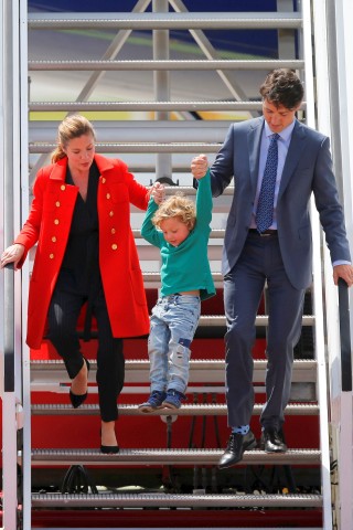 Am Donnerstag reiste auch Kanadas Regierungschef Justin Trudeau mit Ehefrau Sophie und Sohn Hadrien in Hamburg an. Der Kleine hatte anscheinend seinen Spaß bei der Ankunft.