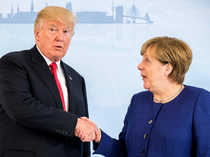 Am Donnerstagabend traf Trump dann Kanzlerin Angela Merkel – und reichte ihr sogar die Hand. 