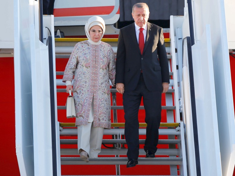Auch Recep Tayyip Erdogan kam in weiblicher Begleitung. Seine Ehefrau Emine begleitete ihn nach Deutschland. 