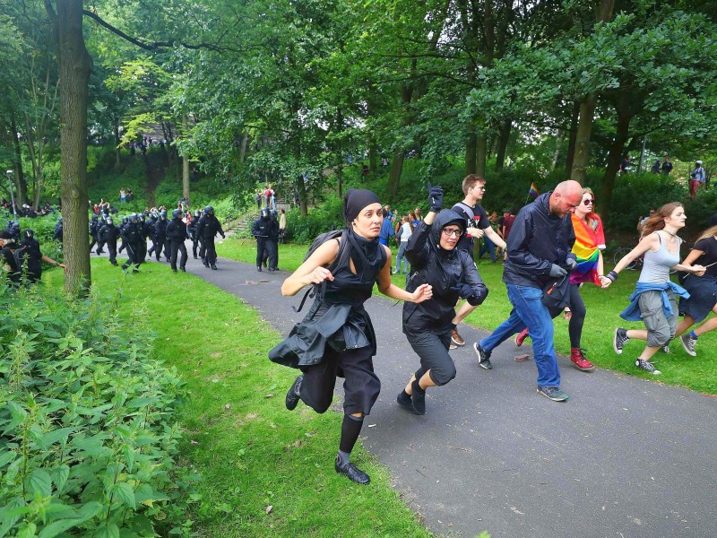 Polizisten verjagten Demonstranten.