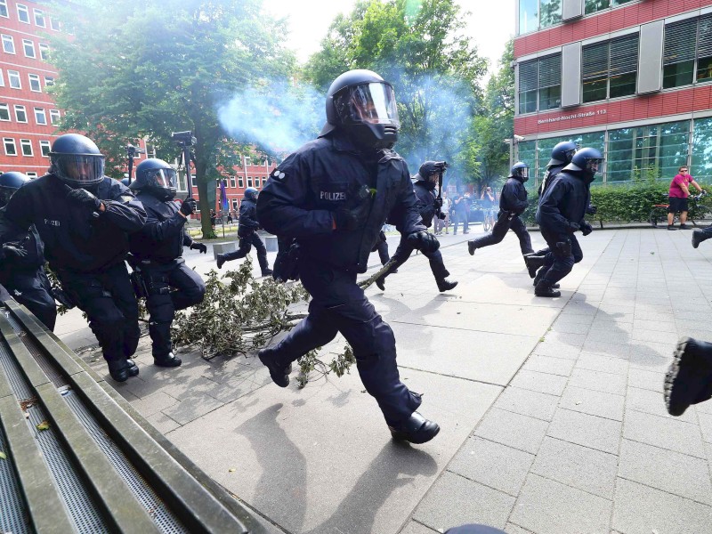 Wasserwerfer, Pyrotechnik, Pfefferspray – Die „Welcome to Hell“-Demo in  Hamburg ist eskaliert 