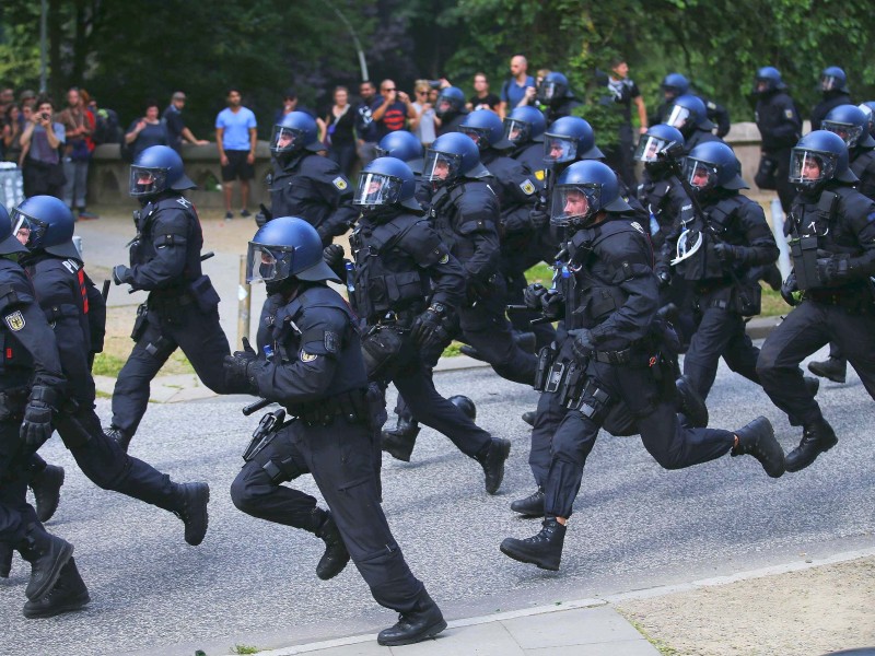 Am Freitagmorgen hatte die Hamburger Polizei weitere Verstärkung aus anderen Bundesländern angefordert. Wenn alle Kräfte eingetroffen sind, sollen rund 21.000 Polizisten und Polizistinnen für Ordnung in der Stadt sorgen.