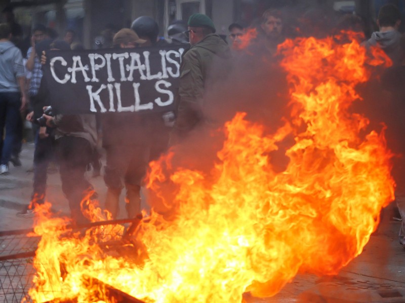 Die Demonstranten trugen Plakate mit Aufschriften wie „Capitalism Kills“ („Kapitalismus tötet“).