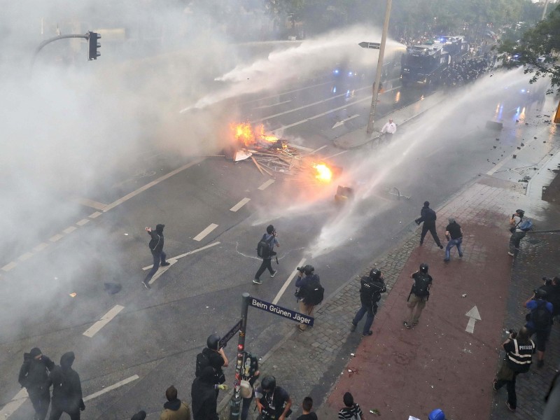 Zusammenstöße zwischen G20-Gegnern und Polizei.