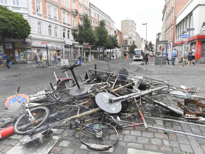 Angezündet wurde in Hamburg in der Nacht so ziemlich alles, von Fahrrädern über Mülltonnen bis zu Autos und Barrikaden. 