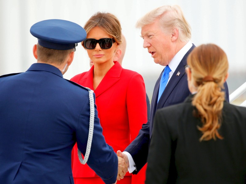 Das Ehepaar besucht Frankreich anlässlich des französischen Nationalfeiertages. Am Nachmittag empfängt ihn der französische Präsident Emmanuel Macron. Der US-Präsident wird am Freitag Gast der traditionellen Militärparade zum 14. Juli auf den Champs-Élysées sein.