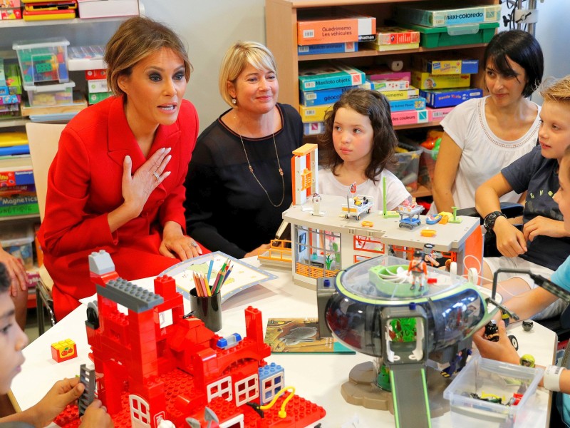 Denn während ihr Mann den US-Botschafter in Paris besucht, trifft Melania Trump im „Necker“, dem größten Kinderkrankenhaus Frankreichs, auf die kleinen Patienten. 