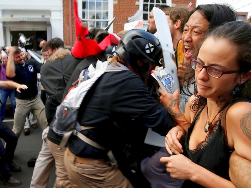 In der US-Stadt Charlottesville sind Rechtsextreme mit Gegendemonstranten aneinandergeraten.