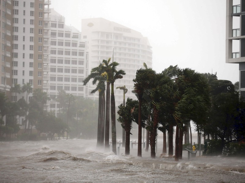 Am Sonntagmorgen (Ortszeit) ist „Irma“ auf die Küste von Florida getroffen. Die Straßen in Miami sind völlig unter Wasser.