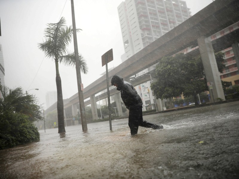 „Irma“ ist über die Karibik hinweggezogen und hat eine Schneise der Zerstörung hinterlassen. Florida wurde evakuiert. Hier durchquerte ein Bewohner von Miami die überfluteten Straßen.