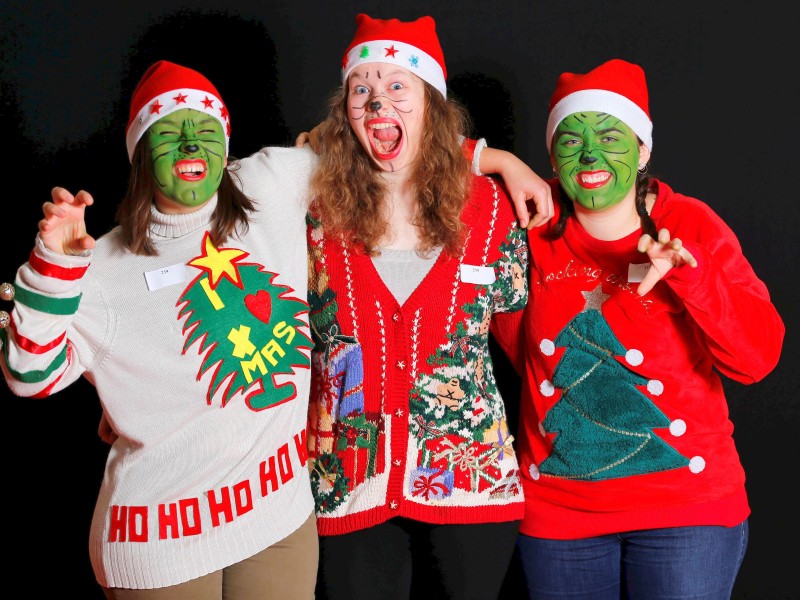 Der Grinch im Weihnachtspulli: Cassandra, Pauline und Amelie (v.l.) verbreiteten Feiertagsstimmung.