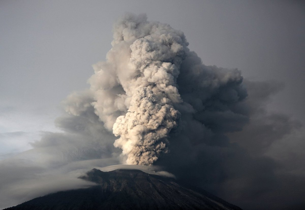 2017-12-05T105602Z_1502833688_RC12D6E3D510_RTRMADP_3_INDONESIA-VOLCANO-SCIENTISTS.JPG