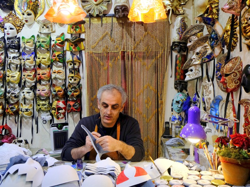 Und hier – in einer kleinen Werkstatt in Venedig – werden die Masken unter anderem gefertigt. 