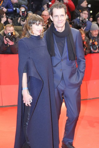 Tom Tykwer ist dieses Mal der Präsident der Berlinale Jury. Er erschien mit seiner Frau Marie Steinmann.