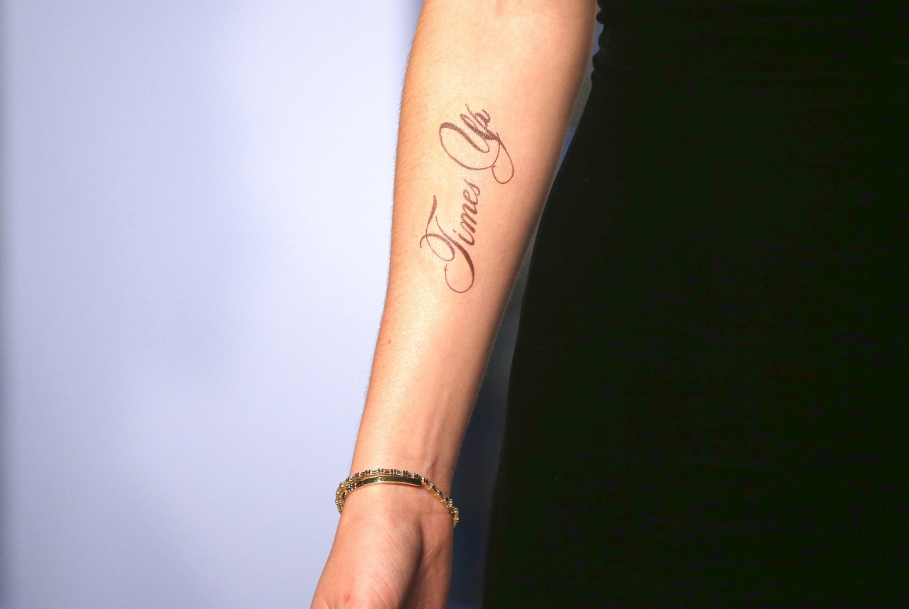 Der rechte Unterarm von Emma Watson zeigt das Tattoo.