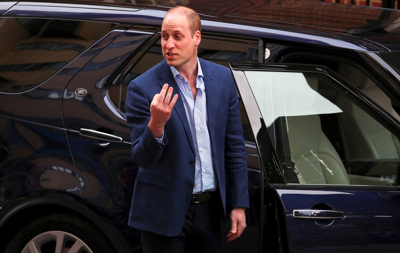 Frontal sieht man, dass Prinz William eigentlich drei Finger hochhält.
