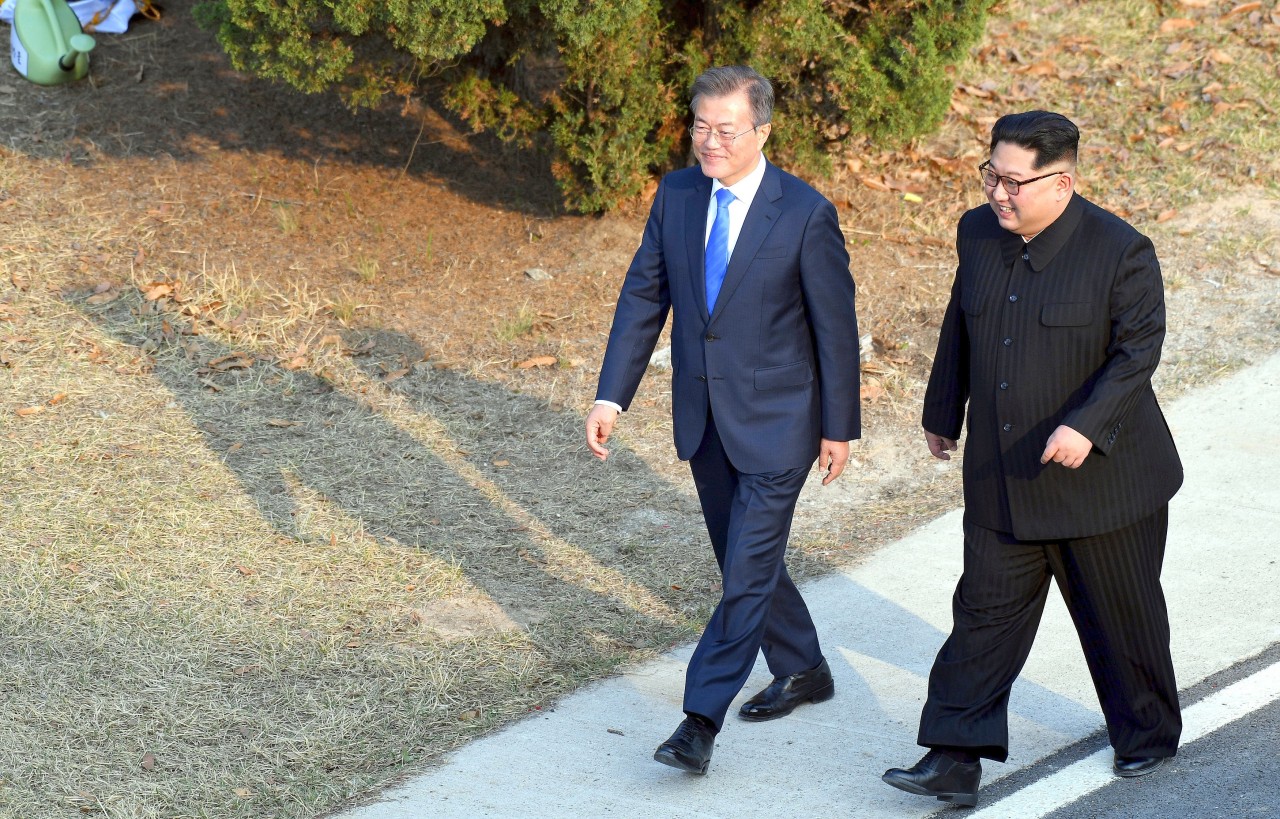 Südkoreas Präsident Moon Jae-in (links) mit Nordkoreas Führer Kim Jong-un bei ihrem Gipfeltreffen am Freitag.
