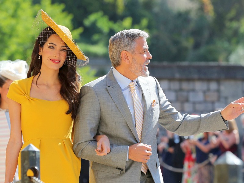 Ein echter Hingucker: Amal Clooney mit Kopfbedeckung. 