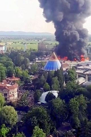 Besucher teilten in den sozialen Netzwerken Fotos von den Flammen. Laut Polizei befanden sich zu dem Zeitpunkt 25.000 Menschen auf dem Gelände. 