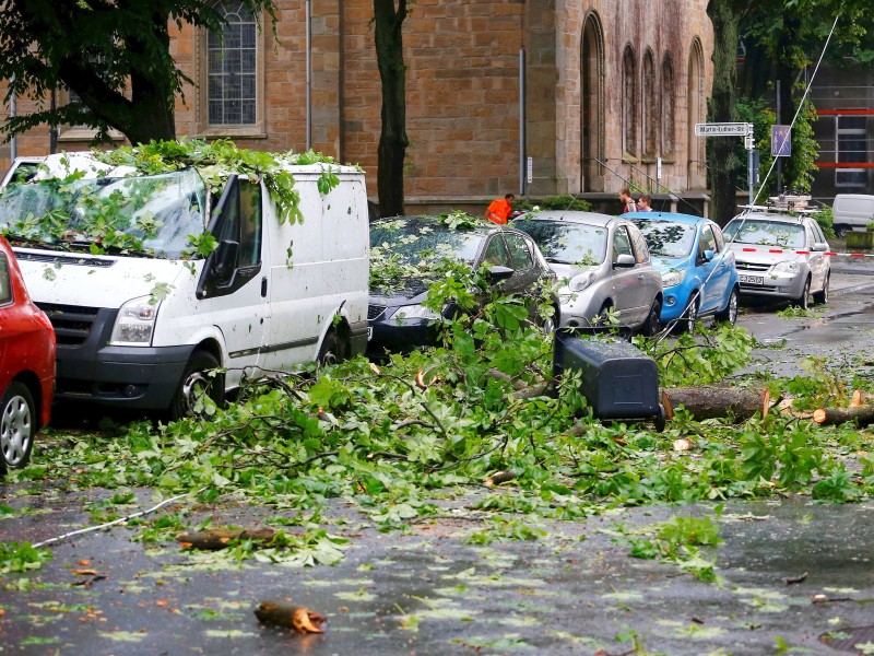 Das Unwetter richtete in Wuppertal erhebliche Schäden an und blockierte viele Straßen.