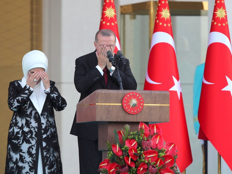 Erdogan und seine Ehefrau Emine beim Gebet während der pompösen Zeremonie im Präsidentenpalast nach der Vereidigung am 9. Juli 2018. 
