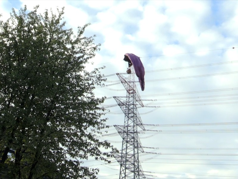 Sechs Menschen waren in der Luft gefangen nachdem der Heißluftballon mit einer Starkstromleitung kollidiert war.