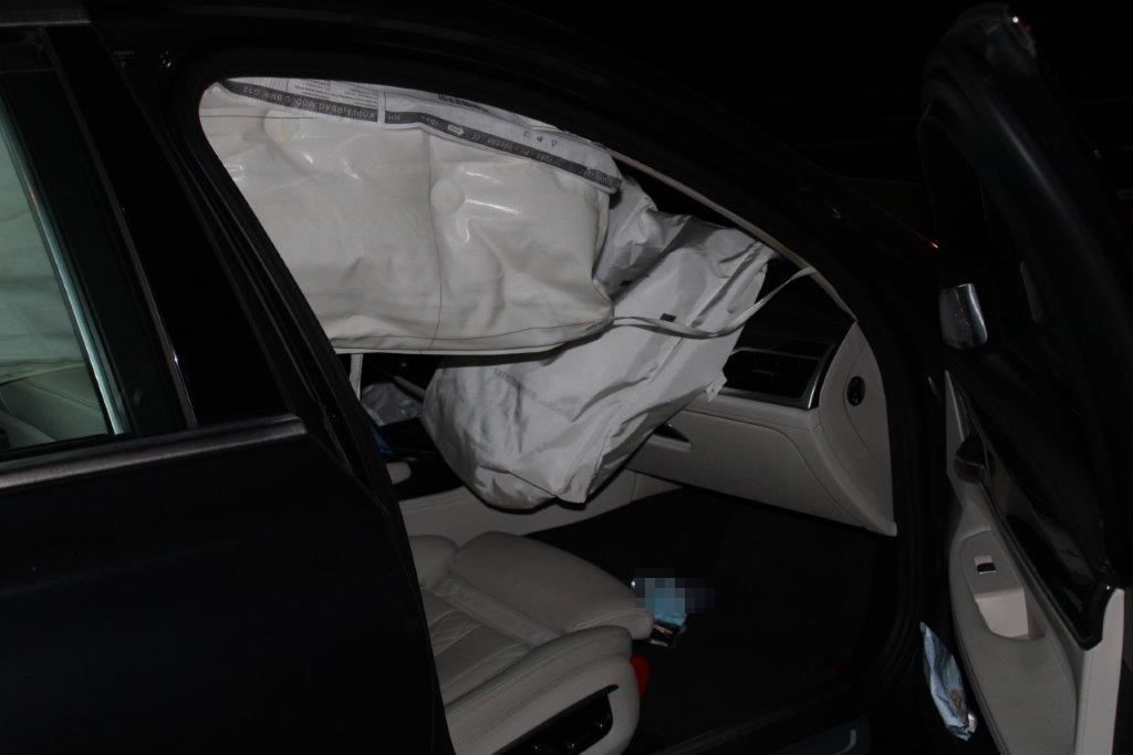 Mülheim: Der Airbag des Fahrzeugs wurde durch den Aufprall ausgelöst. 