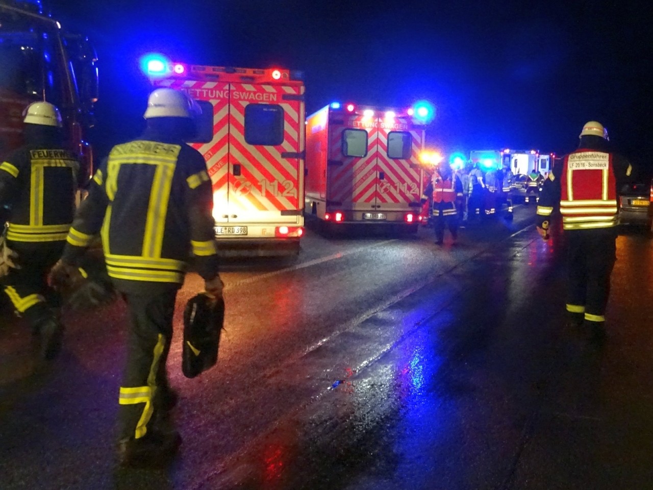 Aufstellung der Rettungswagen auf der A57.