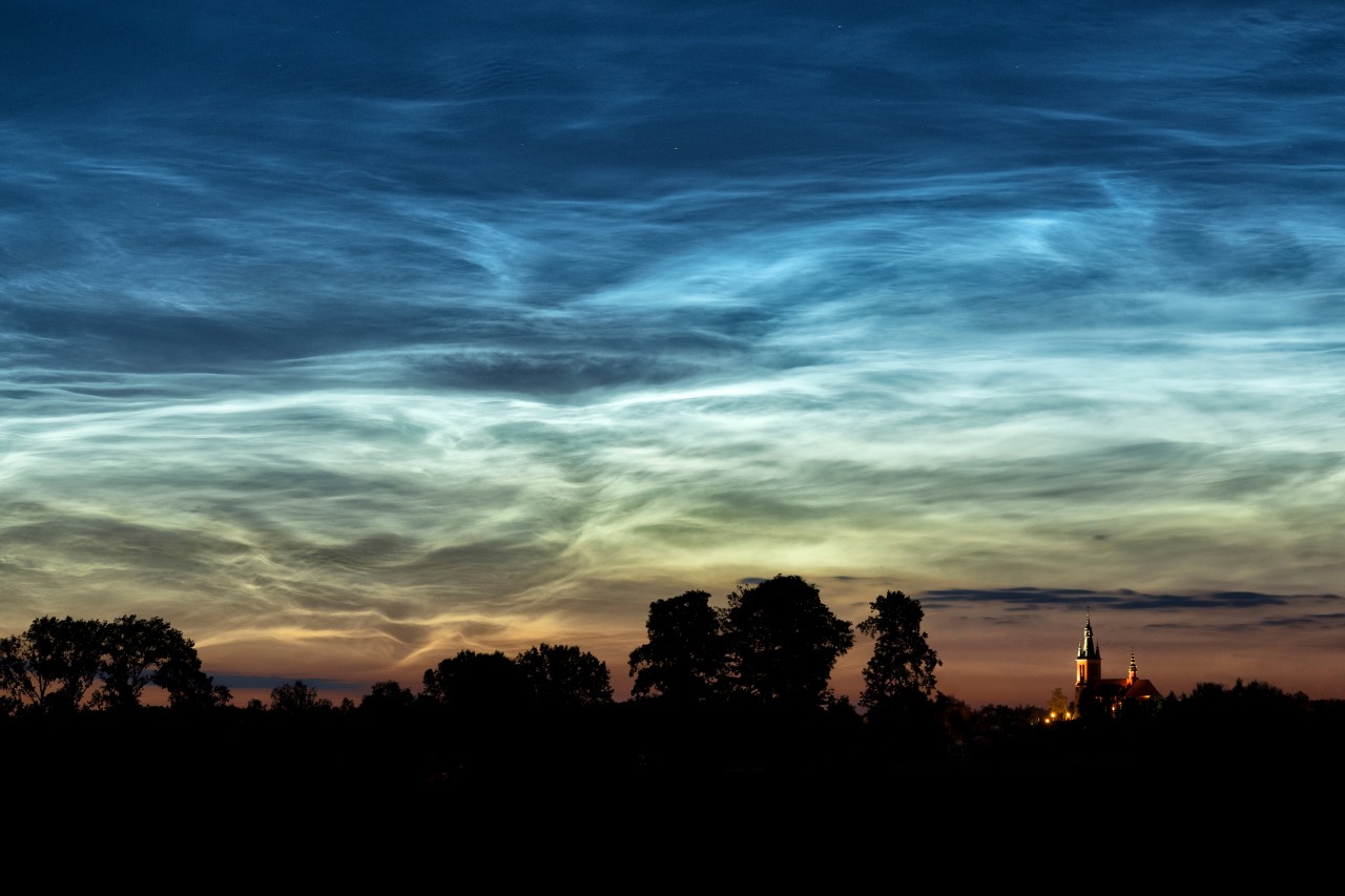 Leuchtende Nachtwolken am Himmel über Deutschland. 