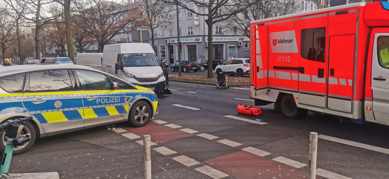 In Essen ist ein Rollstuhlfahrer nach einem Zusammenprall mit einem Transporter schwer verletzt. 