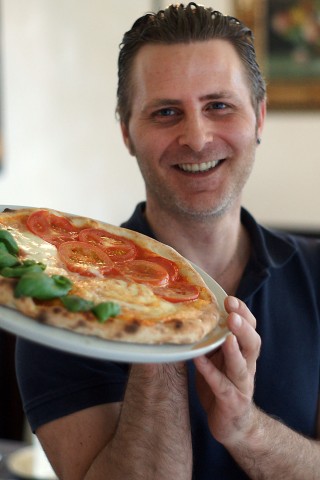 Giusy Vaccaro von „I Templi“ hofft, dass auch nach dem EM-Spiel seine Pizza bei den Deutschen ankommt.