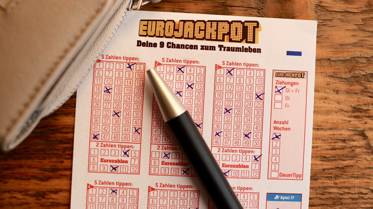 Schon am Dienstag, 26. April, wartet in der Lotterie Eurojackpot die nächste Chance auf hohe Gewinne. Wird es einem oder mehreren Tippern gelingen, zu den ersten Millionären bei der neu eingeführten Dienstagsziehung zu gehören? 